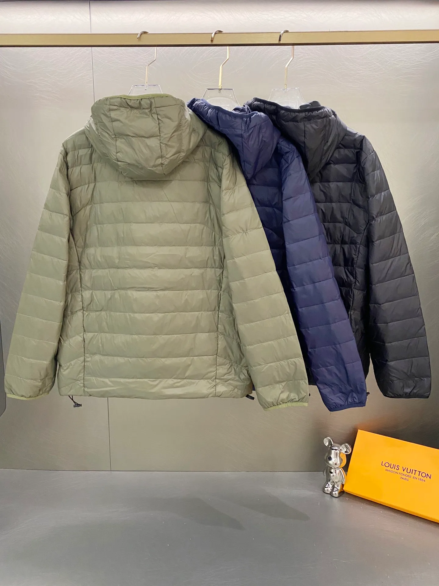 P640 Ralph Lauren/Ralph Lauren 24aw new winter product, Gorham series down jacket for sale on North American official website, classic and light down hooded down jacket - 0.15 grid nylon coating on the face for light three-proof construction, built-in 360T anti-drilling velvet coated gallbladder - corn tooth high-quality resin zipper, five large and small partition zippers all over the body, separate molding - originality restoration, original molding, full set of customized accessories, 100% detail processing - RL Ralph Lauren's classic best-selling hooded down jacket with small label. Best-selling offline in North America and out of stock all year round. Black, blue and army green three colors. Simple and versatile. Very practical. Detachable hood. Velcro to tighten cuffs. Elastic cord at hem. Free elastic adjustment. 350 grams of zoned down filling. Warm and comfortable. Warm in winter. Color: black, navy blue, army green. Size: M — XXL